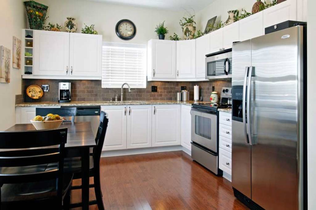 5 Clever Ways To Decorate The Awkward E Above Your Kitchen Small Dainty And Potted Plants Are Attractive Ornaments For The Area Above Kitchen Cabinets