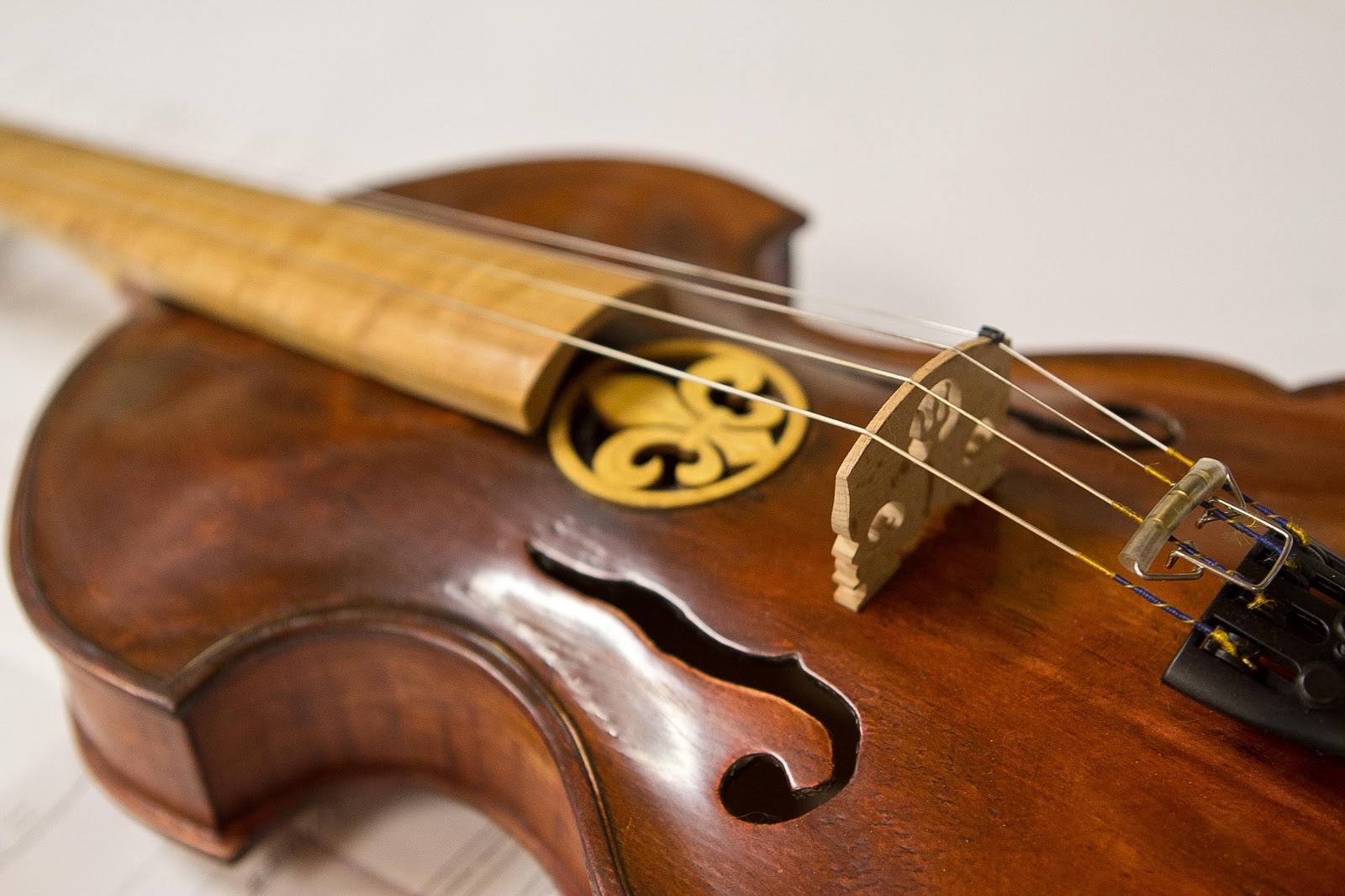 Violins of Plymouth Should fholes be "standardized"