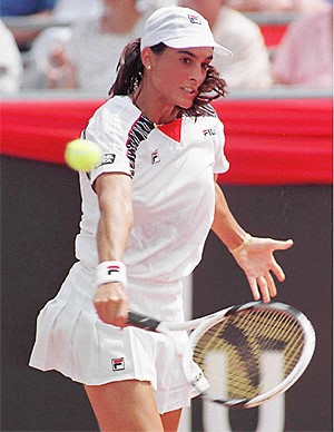 Persona jugando tenis Foto de una dama jugando tenis