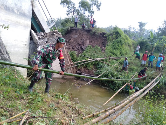 Koramil Miri Bersama Warga Gilirejo Baru Bangun Jembatan Darurat