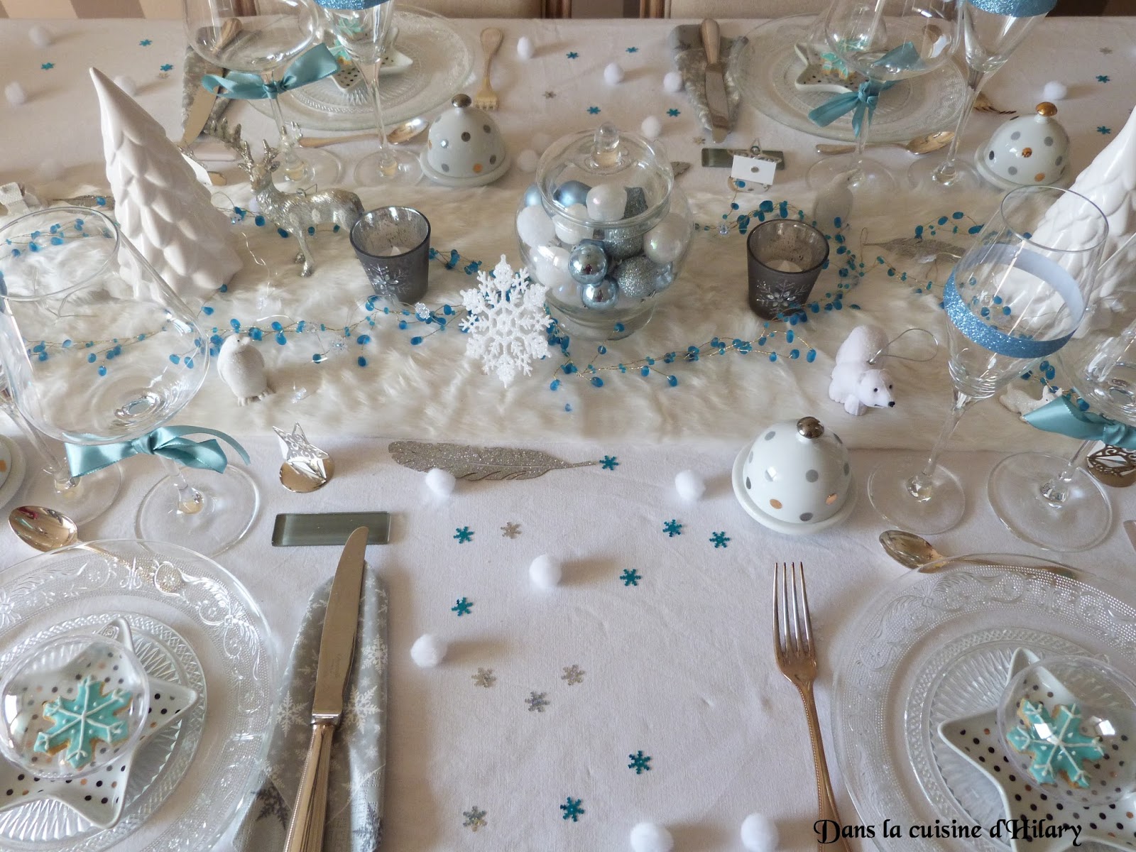 Dans la cuisine d'Hilary: Ma table de Noël polaire en bleu et blanc Jour 20  🎄 / My polar Christmas table decoration Day 20