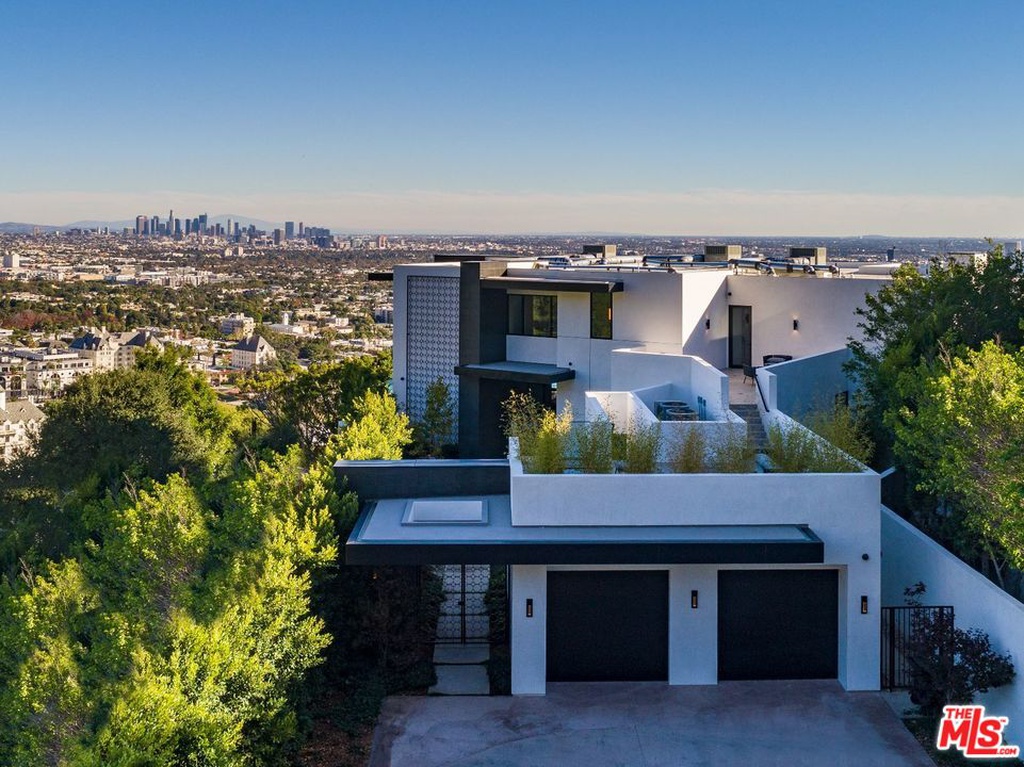 10,000 Square Foot Contemporary-Style Hilltop Mansion In Los Angeles ...