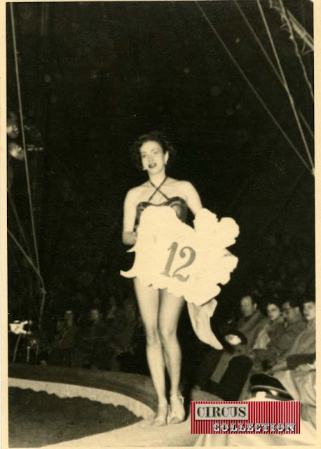 le jolie femme qui présente les numéros du spectacle du Cirque Medrano Swoboda 1956  