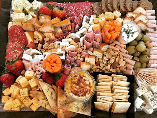 tabla de quesos y jamones Marie Gourmet Cóctel a domicilio tabla de quesos cumpleaños evento banquetería