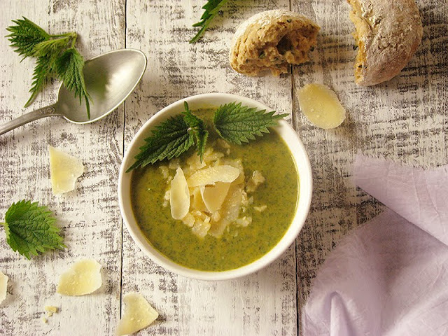 Soupe à l'ortie - le carnet sur l'étagère recette avec des orties