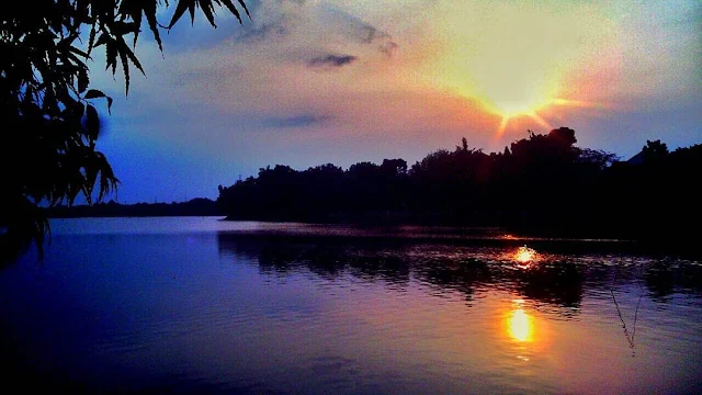sunset di danau setu babakan