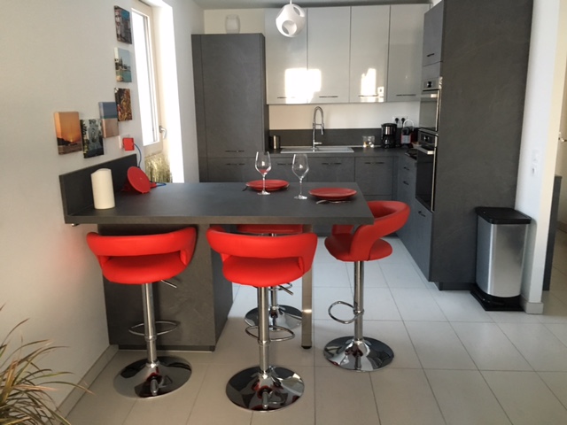 Inspiration Chambre Bleu Gris : rouge apporte du dynamisme à une cuisine très sobre et intemporelle Inspiration Chambre Bleu Gris : rouge apporte du dynamisme à une cuisine très sobre et intemporelle