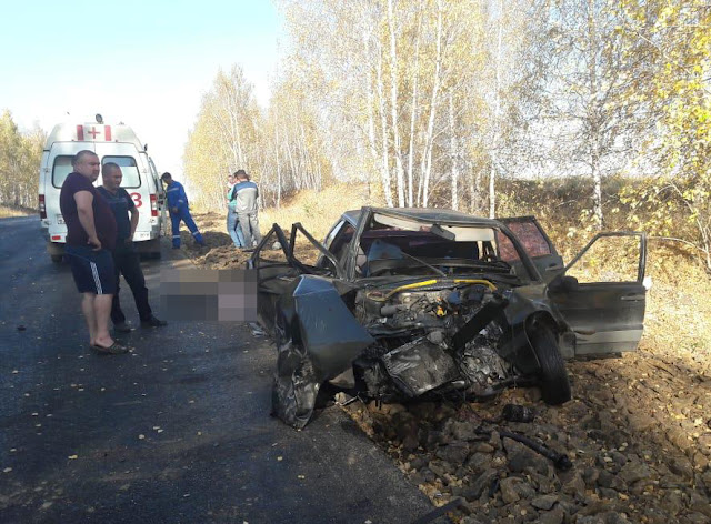 В Башкирии ВАЗ-2114 попал под КамАЗ В Башкирии ВАЗ-2114 попал под КамАЗ