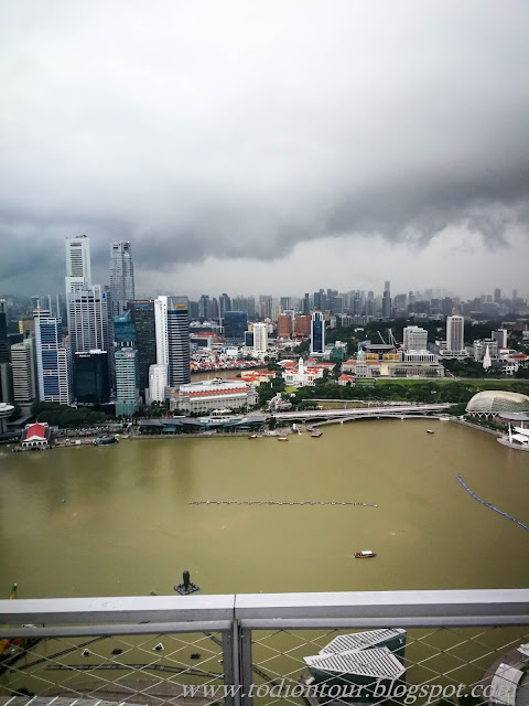 Aussicht vom Infinity Pool im Marina Bay Sands auf Downtown