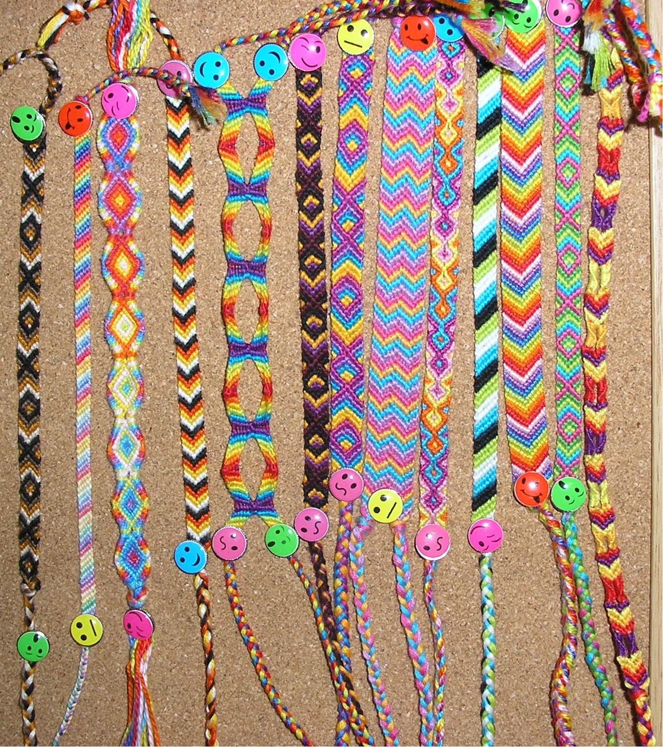 http://4.bp.blogspot.com/-lZaf2KJHkxU/TVRLGJABFoI/AAAAAAAABmQ/WfqDurJfTuI/s1600/Friendship_bracelets_by_MinganMigisi.jpg