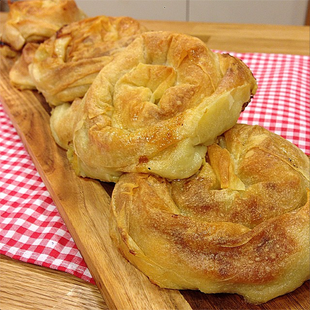 Lezzet Pınarından Damlalar PIRASALI PEYNİRLİ GÜL BÖREĞİ