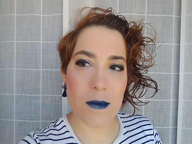 Maquillaje con labios azules