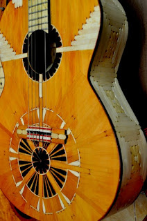 gitar terbuat dari stik es krim buatan orang Indonesia kerajinan tangan dari stik es krim - gitar