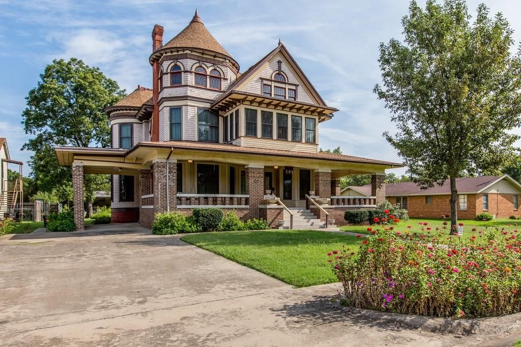Sweet House Dreams 1895 Victorian in Honey Grove, Texas