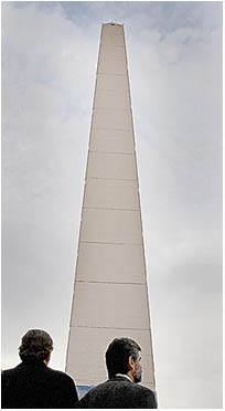 Hombres mirando al Obelisco 2009