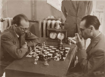 1941 - Rafael Lloréns, a la izquierda, jugando contra un adversario no identificado Rafael Lloréns jugando una partida de ajedrez en 1941