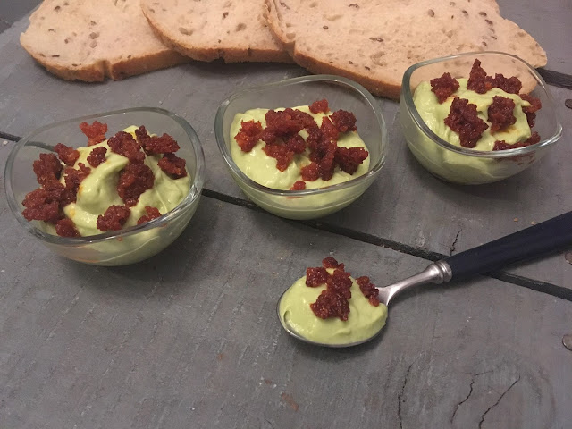 http://www.danslacuisinedecharlottine.com/2018/10/creme-davocat-pepites-de-chorizo-au.html