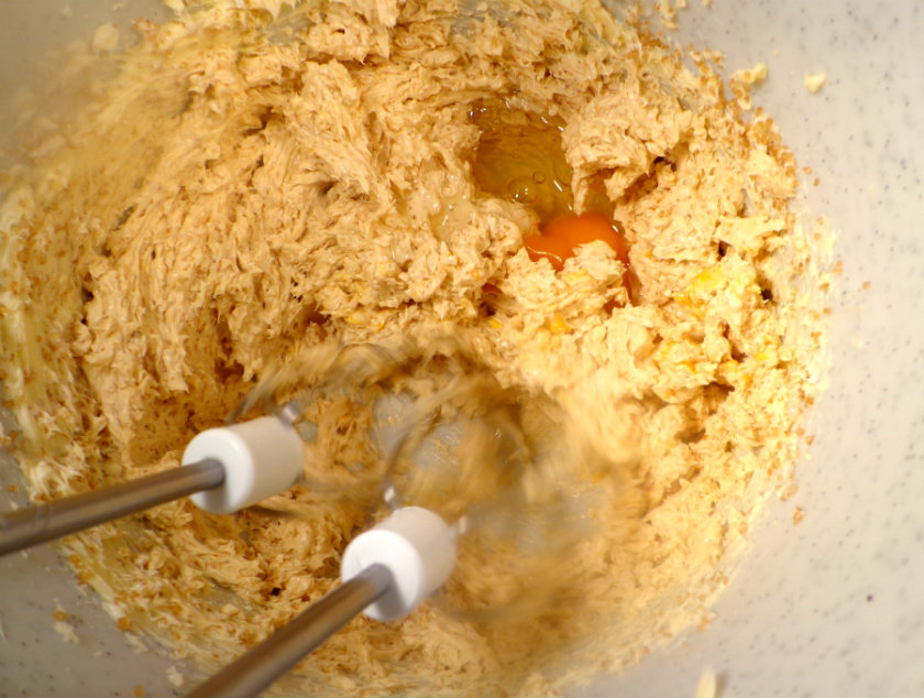 Sočni kolač s kruškama i jabukama 3 korak pripreme Juicy pear and apple cake by Laka kuharica: add sugar, vanilla sugar and eggs to the butter, mix to combine after each addition.