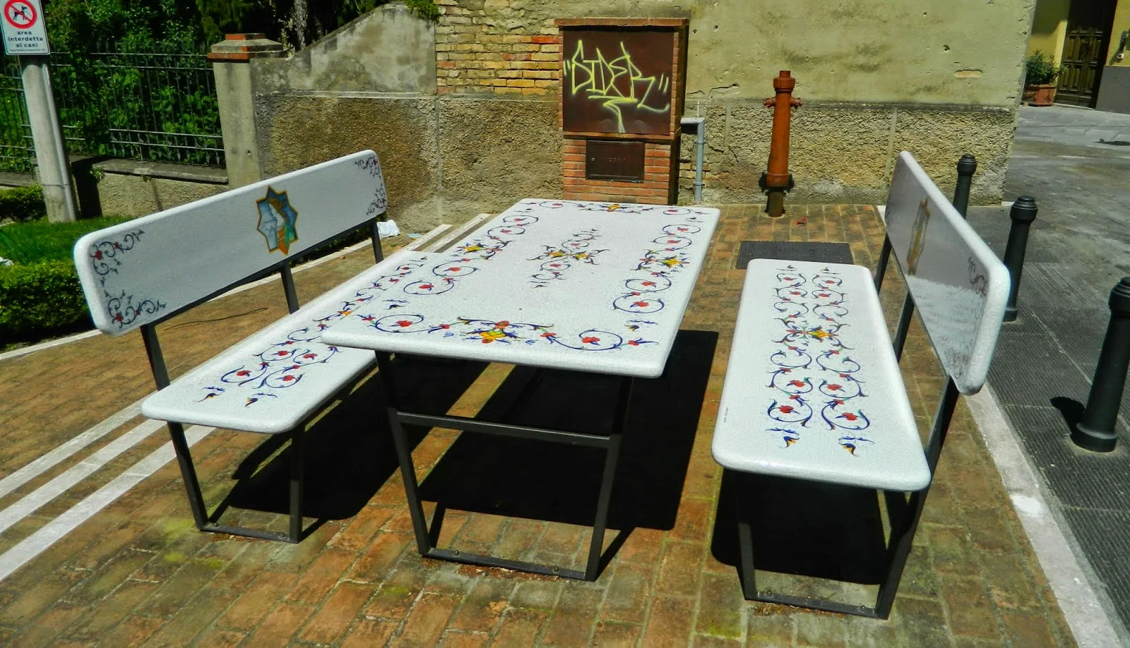 Table and chairs, made of ceramic art