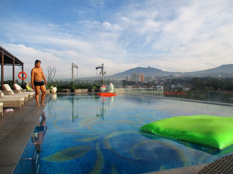 8 Hotel Di Bandung Dengan Kolam Renang Rooftop