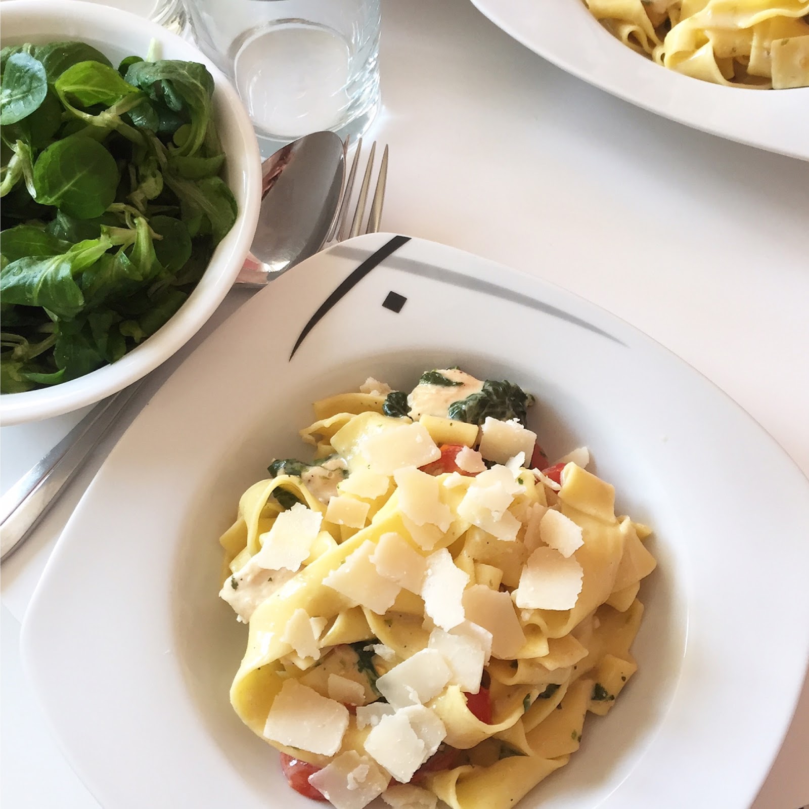 Pasta mit Spinat, Hühnchen und Kirschtomaten - KitchenTwist
