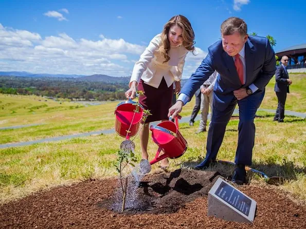 Queen Rania of Jordan visit the National Arboretum in Canberra, Queen wore Fendi blazer and fendi skirt, Prada handbags, Gianvito Rossi metalic gold pumps