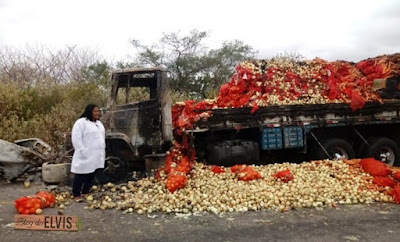 Caminhão pega fogo após tentativa de assalto na PE-360 entre Floresta e Ibimirim, no Sertão de PE Caminhão pega fogo após tentativa de assalto na PE-360 entre Floresta e Ibimirim, no Sertão de PE