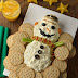 Muñeco de nieve de queso, aceitunas y galletas
