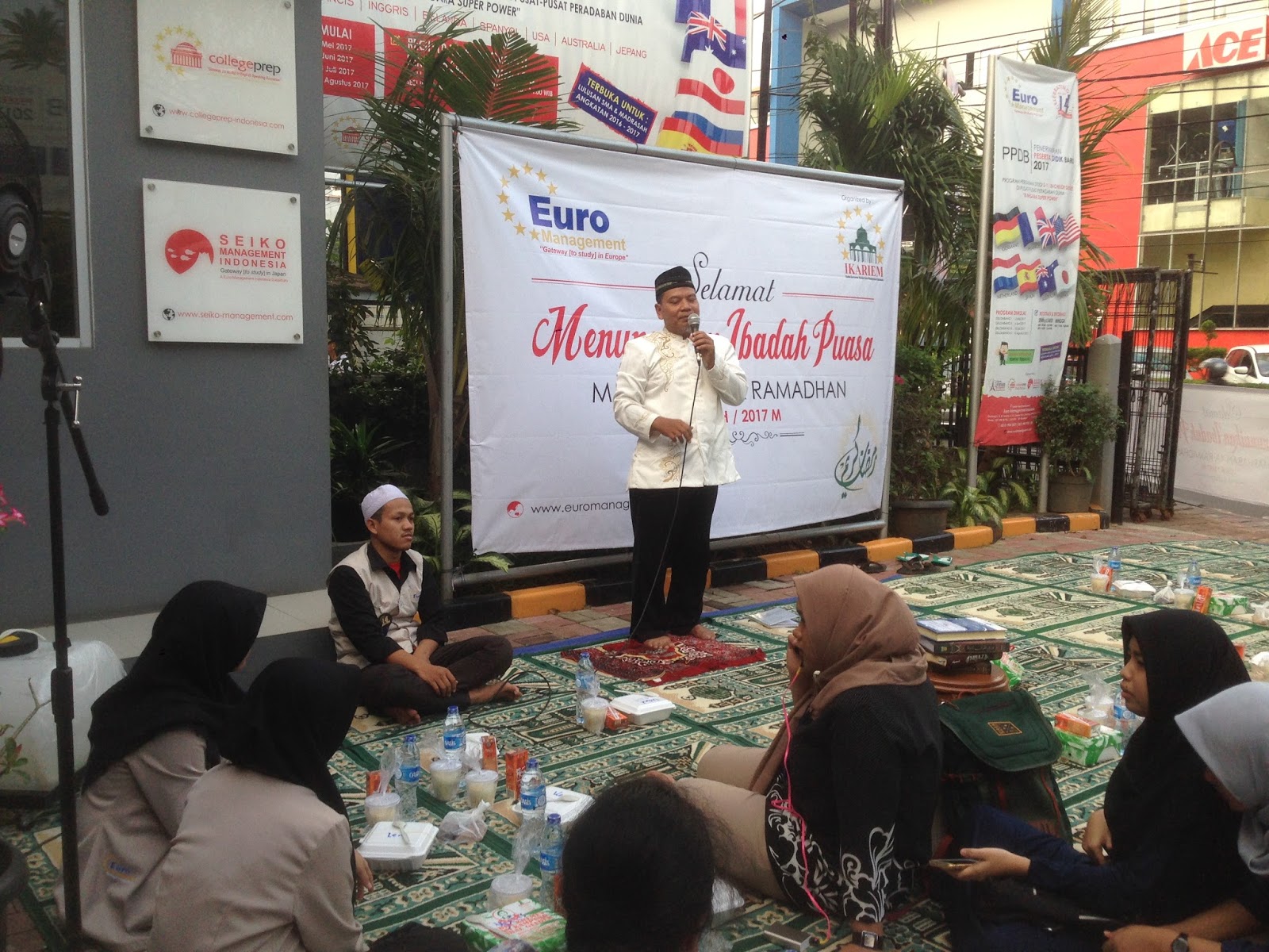 Hari ke 4 Ramadhan di Euro Management Indonesia Ngabuburit bareng staf karyawan Siswa PPS S1 Jerman dan Prancis Acara dimulai dengan tilawah Al Quran