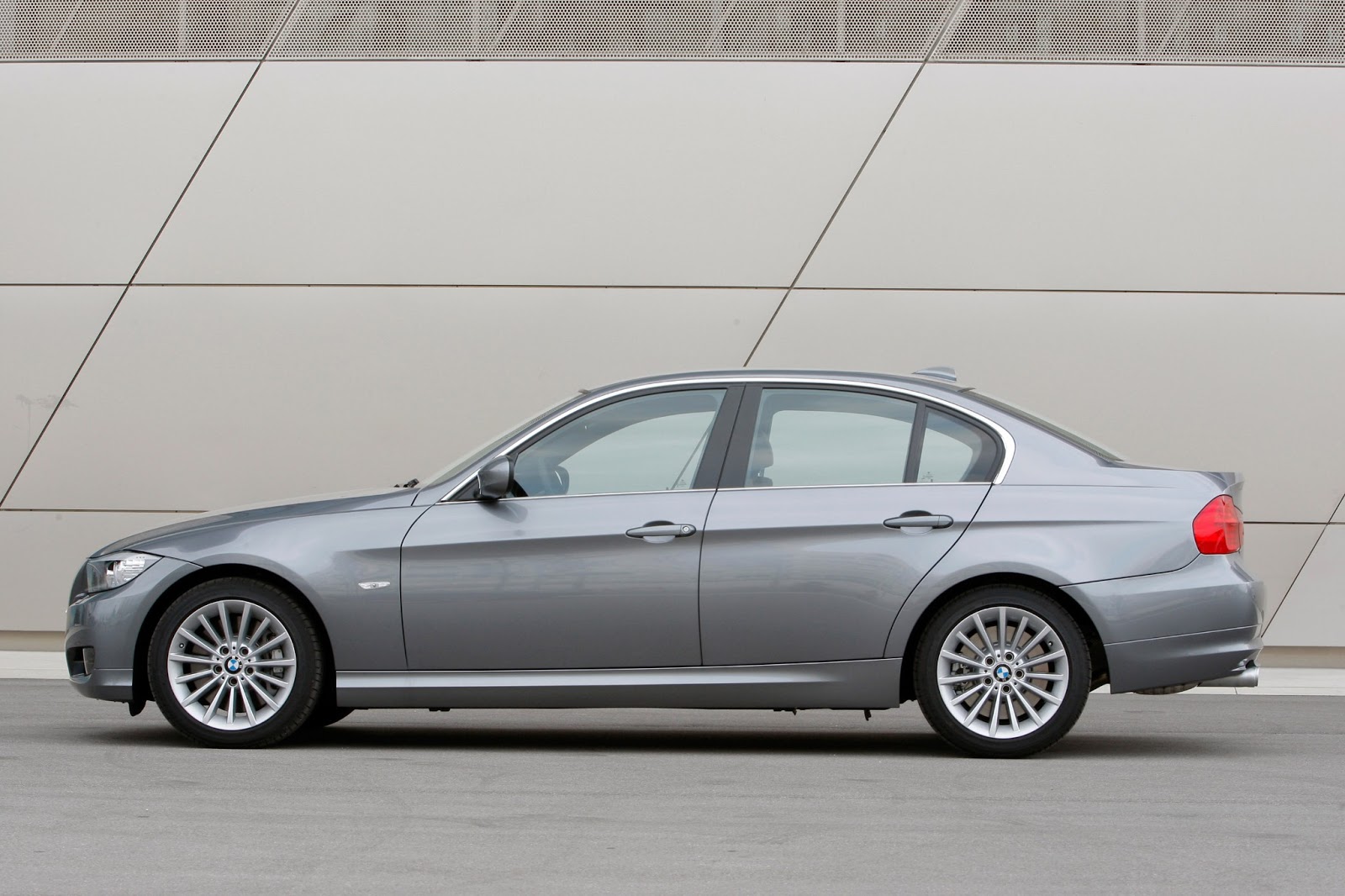 BMW e90 серебристая