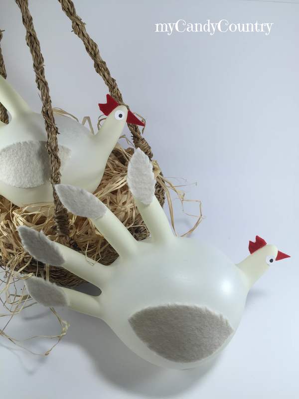 Riciclare guanti in lattice e creare galline pasquali fai-da-te. home decor Pasqua fai da te plastica Riciclo Creativo 