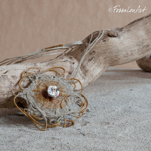 Collana Girasole realizzata con corda, sabbia e frammenti di conchiglie