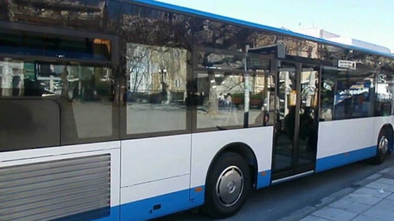 Οδηγός λεωφορείου κατέβασε ανάπηρη μητέρα με το παιδί της επειδή δεν είχε πληρώσει για το εισιτήριο του παιδιού Οδηγός λεωφορείου κατέβασε ανάπηρη μητέρα με το παιδί της επειδή δεν είχε πληρώσει για το εισιτήριο του παιδιού