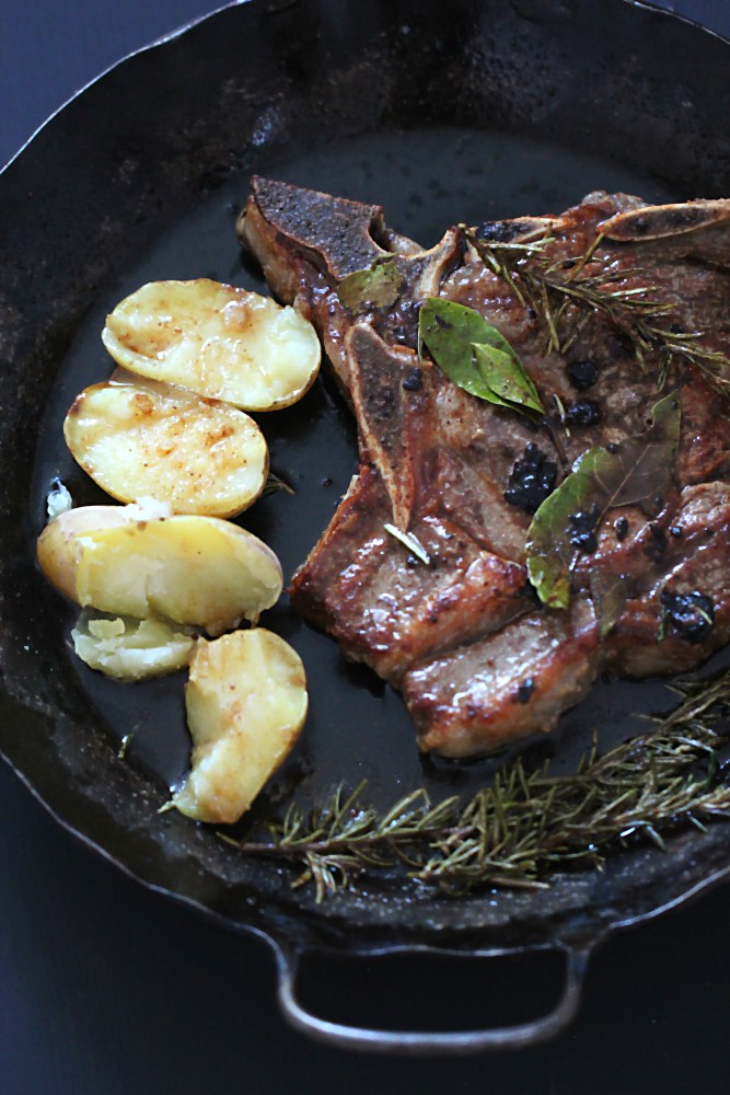 Kalbskotelett sanft in Butter und Rinderfett gebraten und im Ofen nachgezogen mit Rosmarin, Lorbeer und fermentiertem Knoblauch. Dieser ist schwarz und zäh wie Lakritze :) | Arthurs Tochter Kocht von Astrid Paul Kalbskotelett sanft in Butter und Rinderfett gebraten und im Ofen nachgezogen mit Rosmarin, Lorbeer und fermentiertem Knoblauch. Dieser ist schwarz und zäh wie Lakritze :) | Arthurs Tochter Kocht von Astrid Paul