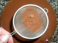 Espolvoreando de cacao puro en polvo