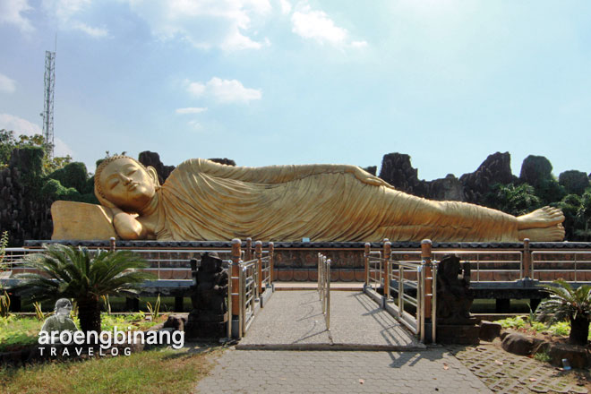 maha vihara mojopahit trowulan patung buddha tidur