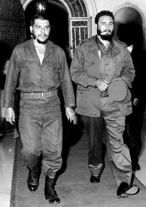 Fidel Castro y Ernesto "Che" Guevara Foto de Fidel Castro caminado junto al Che Guevara