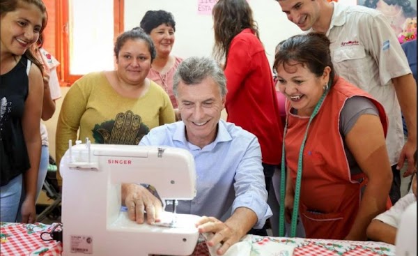 Macri se fotografió con una máquina que dejó de fabricarse en Argentina Macri se fotografió con una máquina que dejó de fabricarse en Argentina