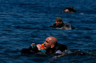 Salvando refugiados en el mar Salvando refugiados en el mar