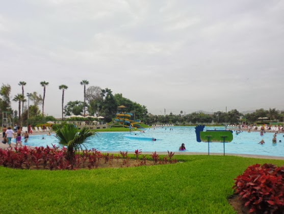 LUGARES TURÍSTICOS EN PERÚ: PISCINA DEL PARQUE SINCHI ROCA (COMAS)