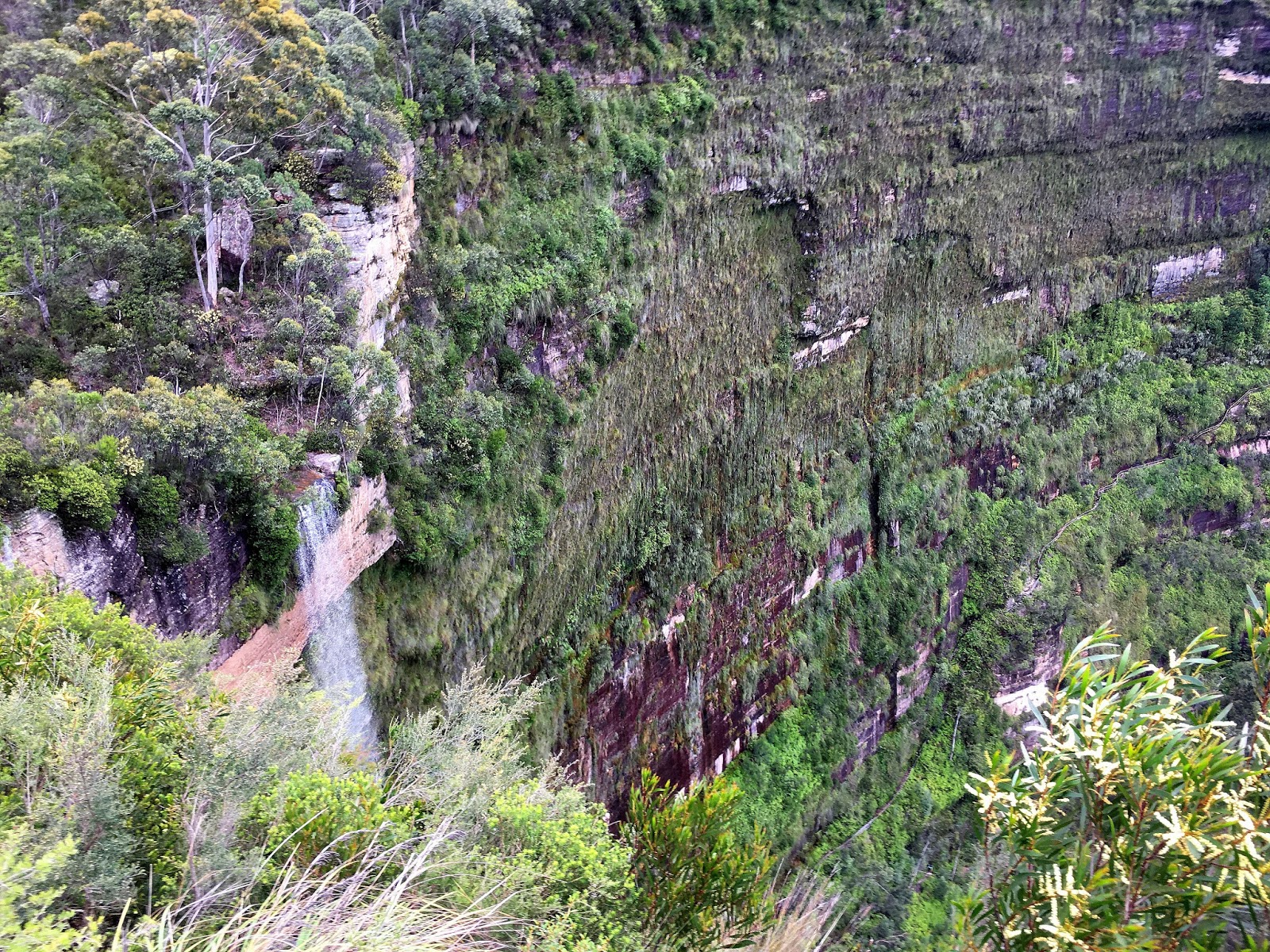 Hiking solo the Grand Canyon in Australia's Blue Mountains has been one of the greatest adventures. With breathtaking views and endless stairs, come and find out more!