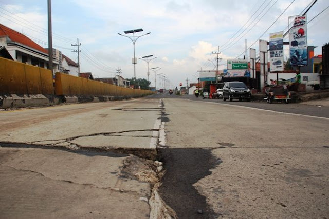 Baru Dua Bulan, Proyek Jalan Kementerian PUPR Rp 46 Miliar Sudah Rusak Baru Dua Bulan, Proyek Jalan Kementerian PUPR Rp 46 Miliar Sudah Rusak