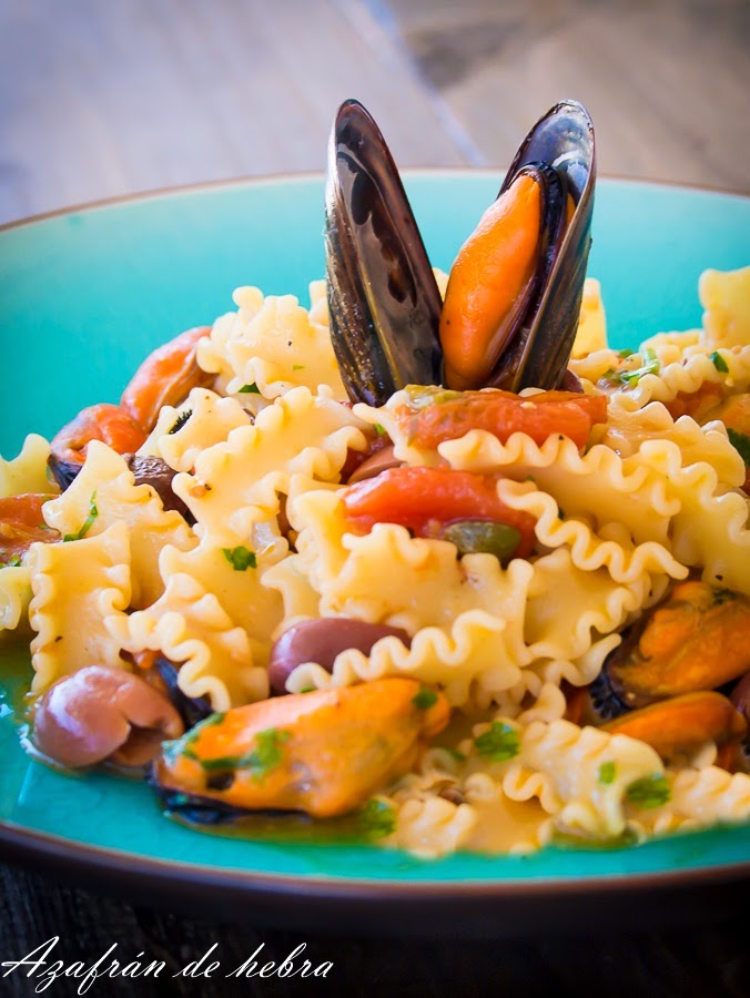 Pasta con mejillones, alcaparras y olivas