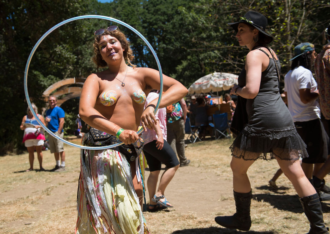 Oregon Country Fair topless Bilder Jungen