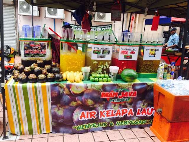 air kelapa laut man java di pasar ramadan air kelapa laut man java di pasar ramadan