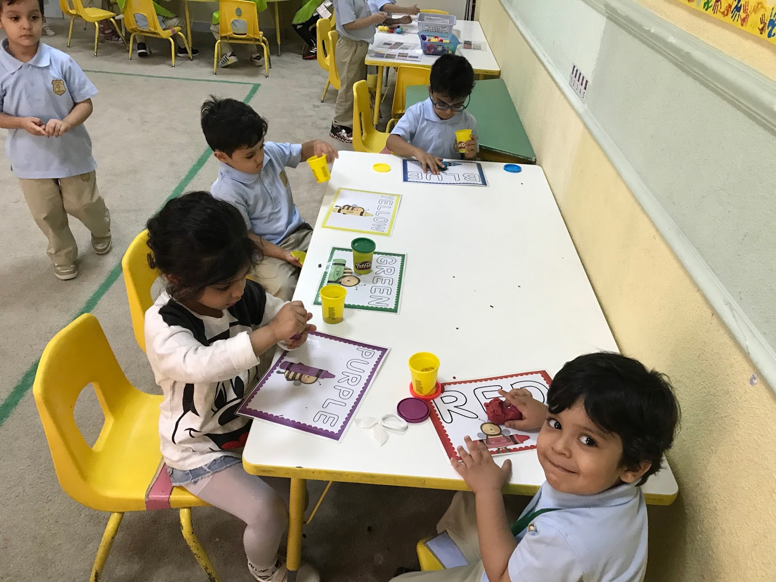 رياض الاطفال الريان صور اطفال روضة ٢ في اركان اللغة