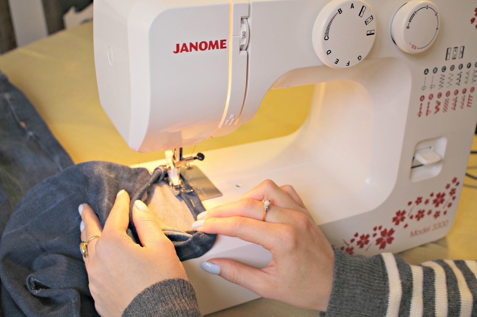 Роликов швейная машинка. Швейная машинка Джаноме джинс. Джаноме Фэмили швейная машинка. Машинка для шитья Janome. Шитя на швейней машине.