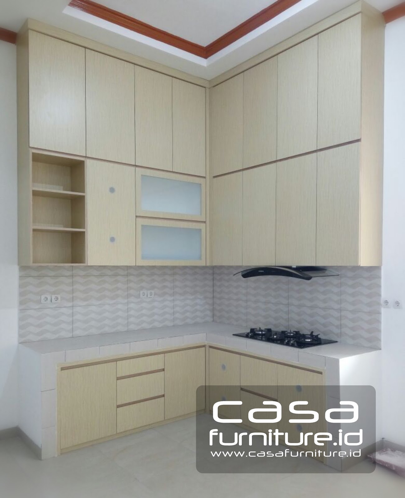 Furniture Minimalis Di Poris Residence Leter L Dengan Ketinggian Mentok Hingga Plafon Untuk Memaksimalkan Penyimpanan Peralatan Dapur Kabinet Bawah Model