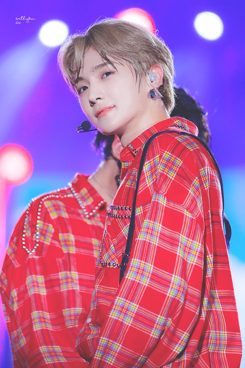 귀여운 얼굴에 반전 복근을 가지고 있는 신인 남돌들.jpgif | 인스티즈