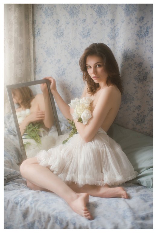A linda modelo Vlada Yurkova em ensaio fotográfico boudoir e vintage de Vivienne Mok Vivienne Mok fotografia arte ensaio fotográfico modelo beleza Vlada Yurkova vintage boudoir fashion